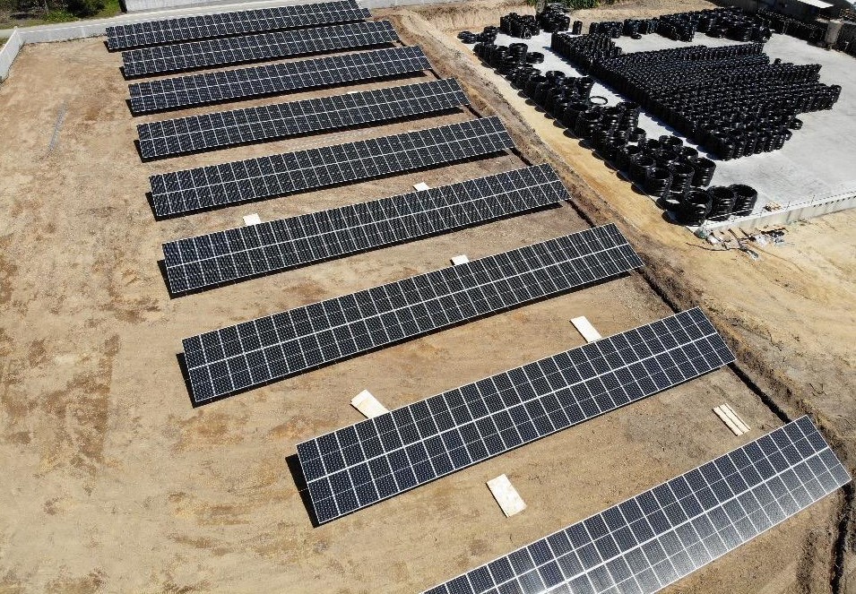 Área exterior com painéis solares e stock de tubos