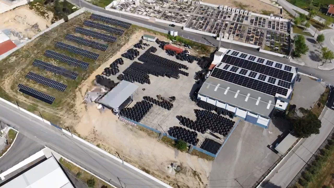 Vista aérea das instalações da Plasbergue com painéis solares e stock