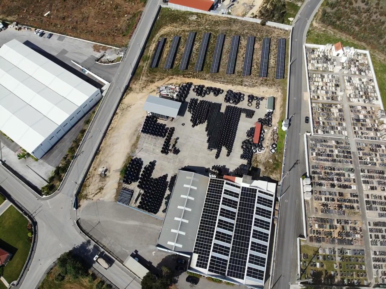 Vista aérea do parque de stock e cobertura solar da Plasbergue